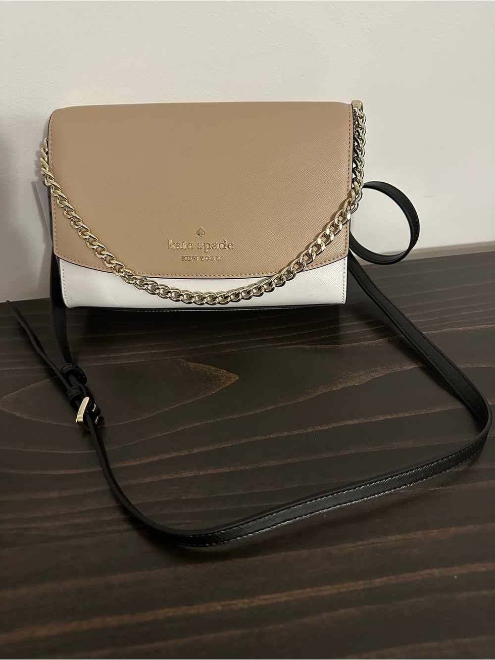 New with Tag! Kate Spade Carson Saffiano Lea Crossbody in Taupe, White & Black - Picture 3 of 13